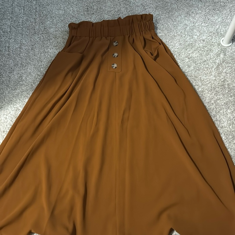 Cognac skirt with buttons and pockets